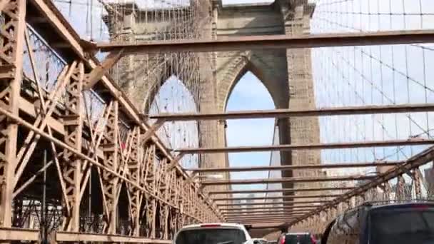 2014年9月04日 从一辆移动的汽车的布鲁克林桥梁的看法 这其中最古老的吊桥在美国 它的长度是1825米 — 图库视频影像