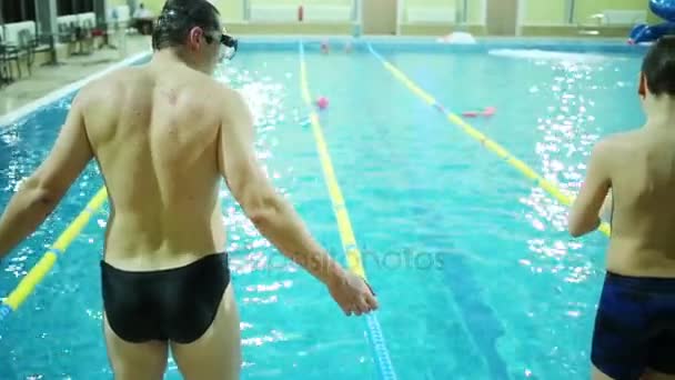 男子和男孩青少年跳入游泳池和水下游泳 — 图库视频影像