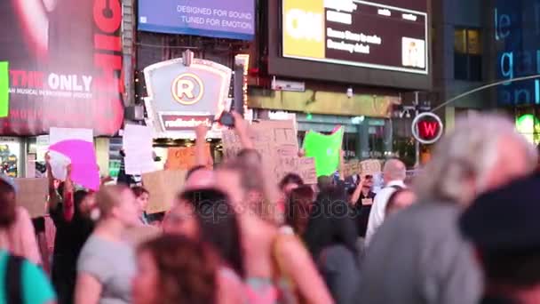 2014年8月22日 示威者与标语牌反对警察射击在百老汇附近时代广场的手无寸铁的平民 — 图库视频影像