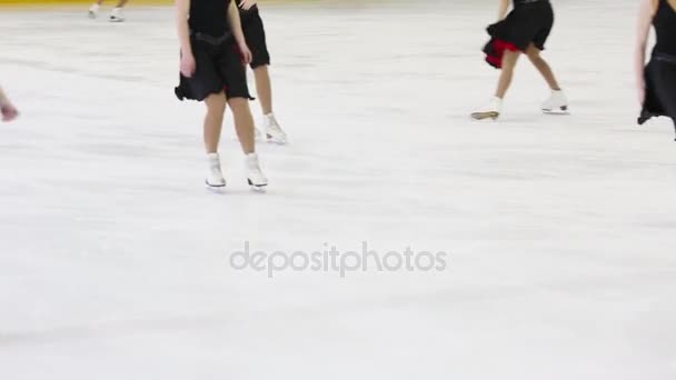 Patinadores Vestidos Negro Pista Hielo Durante Competición — Vídeos de Stock