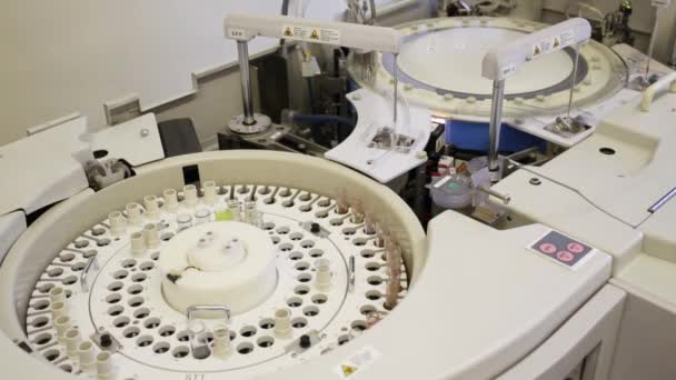 Provrör Med Analyserar Automatisk Biokemiska Analysatorn Laboratorium Vid Kliniken — Stockvideo