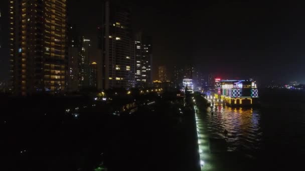 Shanghai Nov 2015 Nave Con Luz Color Cerca Los Rascacielos — Vídeo de stock