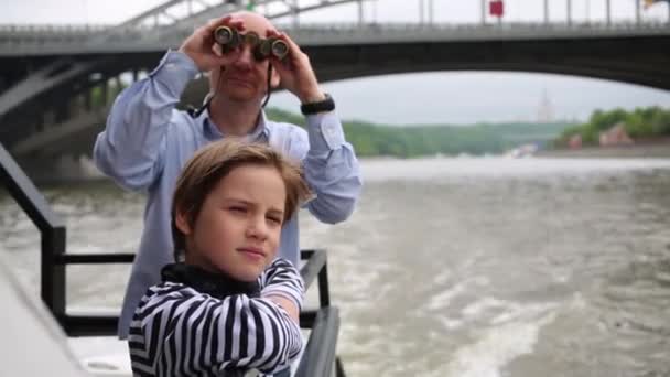 Garçon Homme Debout Sur Pont Homme Regardant Travers Les Jumelles — Video