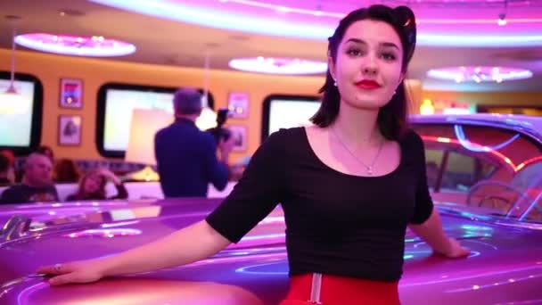 莫斯科 2015年1月18日 漂亮的年轻女子接触汽车和在复古餐厅的姿势 — 图库视频影像