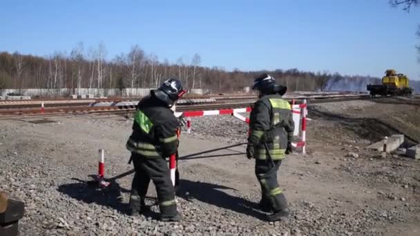 Hasiči odebrat zámek na Mýto přístup pro oheň. Text na zadní: hasiči, Ruské ministerstvo Emergency