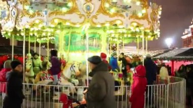 Moskova - 4 Ocak 2015: Çocukların atlıkarınca yıllık Noel Fuarı, sakız kırmızı kare üzerinde üzerinde