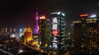 Shanghai - 05 Kasım 2015: Tomson Riveria gökdelenler ve Oriental Pearl Tv Kulesi sonbahar akşam aydınlatma ile. Havadan görünümü