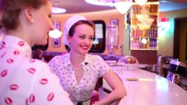 Sayaç Restoran bar yakınındaki iki kadın otur. Doğru kızı üzerinde odaklanmak