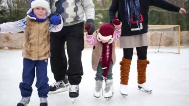 Bacaklar bir baba ile kızı ve iki mutlu sevimli çocuklar kış günü buz pistinde paten