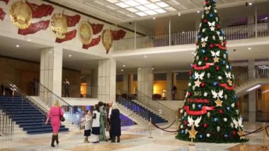 Moskova - 17 Aralık 2014: Noel ağacı ve insanlar geçmiş devlet Kremlin Sarayı'nın büyük salonda yürüyerek. Binası, sosyal ve siyasi olaylar için yer olarak tasarlanmıştır.