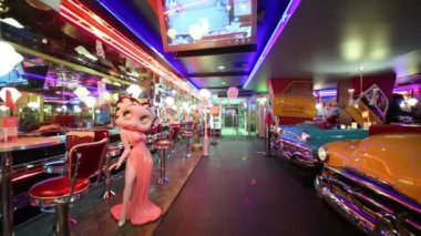 Moskova - 18 Ocak 2015: Bar, Betty Boop, Marilyn Monroe Beverly Hills diner - ağ stilize Amerikan restoran Moskova