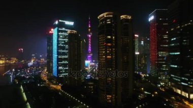 Shanghai - 05 Kasım 2015: Gece aydınlatma Tancheng Yipin gökdelenler Citi grup kule ve Oriental Pearl Tv Kulesi yakınında. Havadan görünümü