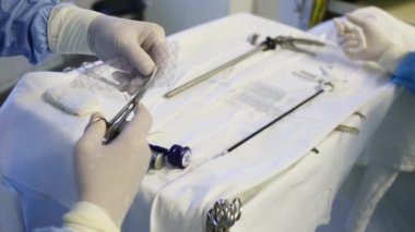 Ellerinde eldiven ameliyatta karın organ için kafes için kesmek