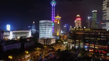 Shanghai - 05 Kasım 2015: Gece aydınlatma şehir panorama gökdelenler ve Oriental Pearl Tv kulesi. Havadan görünümü