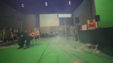 Moskova - 23 Temmuz 2015: Duman jeneratör, kamyon üzerinde profesyonel fotoğraf makinesi ve video çevirmek çekim Bukatara mürettebatı. Seçme uygun aktör ve Tv sunucusu chromakey rengi maç renkler önlemek.