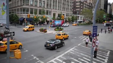 NYC, Amerika Birleşik Devletleri - 22 Ağustos 2014: Gündüz araçların trafik 65 sokak ve Broadway in.