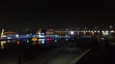 Seoul - 03 Kasım 2015: Su Banpodaegyo ulaşım Köprüsü sonbahar gece Hangang Nehri yakınlarında aydınlatılmış binalar. Havadan görünümü