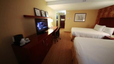 ABD, Washington - 30 Ağustos, 2014: ışık odası iki adet Çift Kişilik Yatak ve Tv Courtyard Washington Convention Center içinde.