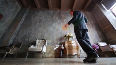 Bir takim elbisesi ve tango dans ve notlar atma adam görünümü altında