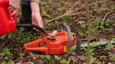 Moskova, Rusya - 1 Mayıs 2015: Adam yakıt ikmali chainsaw bir Grove, Bahar günü