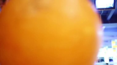 Kız bir bowling topu yere çeker, çocuk diğer top kameraya çalışır.