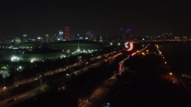 Seoul - 04 Kasım 2015: Taşıma trafik yakınındaki daero Olimpiyat Jamsil spor kompleksi otoyol sonbahar gece. Havadan görünümü