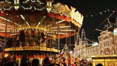 Moskova - 4 Ocak 2015: Carousel yıllık Noel Fuarı, sakız kırmızı kare üzerinde ışıklı
