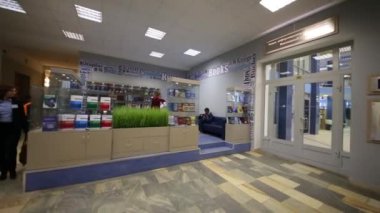 Moskova, Rusya - 18 Mayıs 2015: Küçük kitap dükkanı Bauman Moskova Devlet Teknik Üniversitesi ana binada.