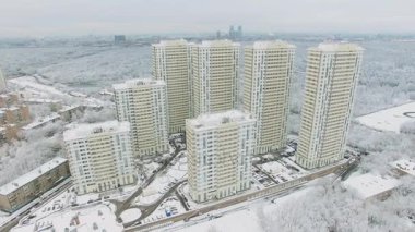 Konut Kompleksi Elk Adası ve megapolis kış günü, ufukta. Havadan görünümü