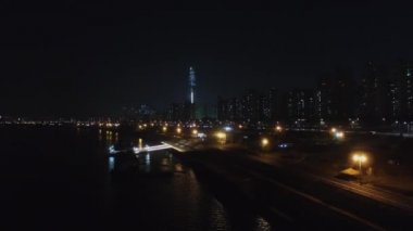 Seul Olimpiyat daero Hanghan shore nehir sonbahar gece karayolunda trafik ile. Havadan görünümü