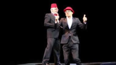 Moskova, Rusya - 18 Aralık 2014: Palyaço hokkabazlar birkaç Noel sirk çeşmeler Akvamarin dans performansı sırasında Sahne Alanı'nda gerçekleştirir.