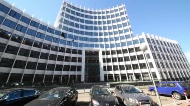 Moskova - 20 Mayıs 2015: İş Merkezi Aquamarine yakınındaki arabalar. Karmaşık Aquamarine dahil İş Merkezi, otel ve lüks konut kompleksi