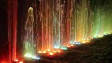 Birçok çeşmeler farklı değişen renklerle aydınlatılmış.