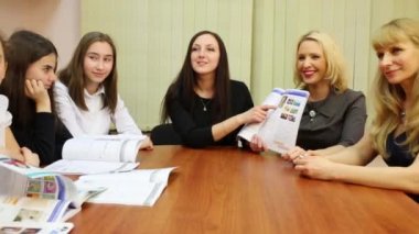 Moskova, Rusya - 28 Nisan 2015: 3 öğretmen puanla parmak masada yedi kızlar için bir sayfa için