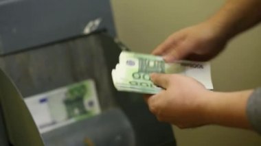 Adam çöp bertaraf 100 euro faturaları atar