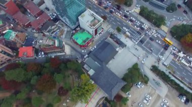 Seoul - 04 Kasım 2015: Sonbahar akşam sokak trafik. Havadan görünümü