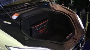 Moskova, Rusya - 14 Mart 2015: Elektrikli otomobil Tesla üçüncü uluslararası sergi dostum 2015 yılında sergi merkezi Sokolniki adlı açık açık gövde ile.
