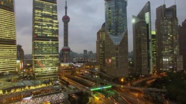 Shanghai - 06 Kasım 2015: Cityscape Oriental Pearl Tv Kulesi akşam çok uzak olmayan sokak trafik ile. Havadan görünümü