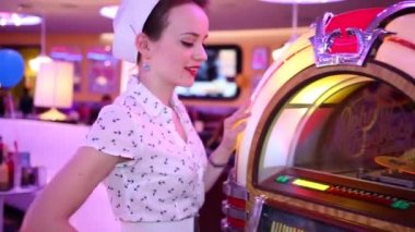 Moskova - 18 Ocak 2015: Kadın iter düğmesini Jukebox Retro Güzellik gün Beverly Hills Diner