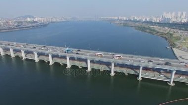 Megalopolis shore Hanghan Nehri üzerinde ve Banpodaegyo köprü trafiğinin sonbahar güneşli gün taşıma. Havadan görünümü