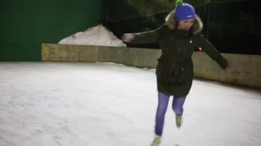 Güzel kız teen kış geceleri buz pistinde paten zarif