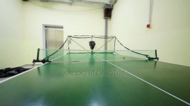 Masa Tenisi için robot yeşil ahşap masa üstüne başlattı