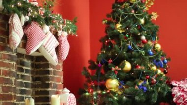 Parlak aydınlatma ve şömine ve ışıkları kapatarak ile Noel ağacı