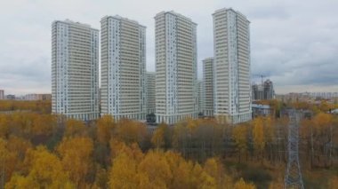Konut Kompleksi cityscape sonbahar bulutlu gün Elk adada Milli Parkı yakınındaki karşı. Havadan görünümü