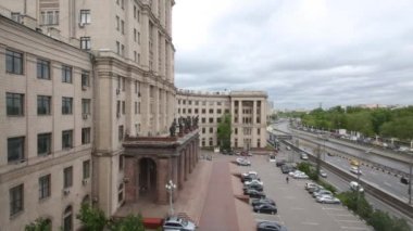Moskova, Rusya - 18 Mayıs 2015: Arabalar Park ve araba trafiği Bauman Moskova Devlet Teknik Üniversitesi ana bina girişinden Lefortovskaya setin karşı.
