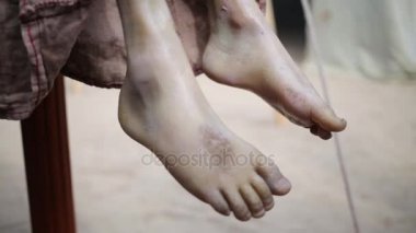 Hava insan bebek tarihsel Festivali titreyen lastik bacaklar.