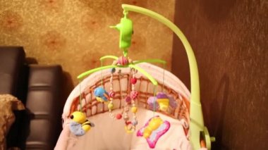 Küçük boş karyolası odasında takılı oyuncaklarla closeup