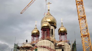 Kilise Başhemşire altın kubbe altında inşaat ve Moskova'da vinç ile