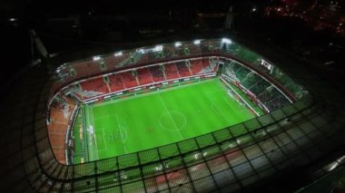 Moskova - 26 Ekim 2015: Sonbahar akşam ana arenada lokomotif insanlar izle futbol maçı. Havadan görünümü
