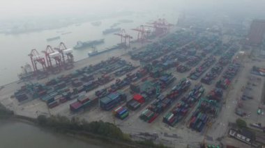 Shanghai - 07 Kasım 2015: Zhanghuabang konteyner Terminal sonbahar bulutlu gün çok gemi ile Hanghan Nehri yakınında. Havadan görünümü